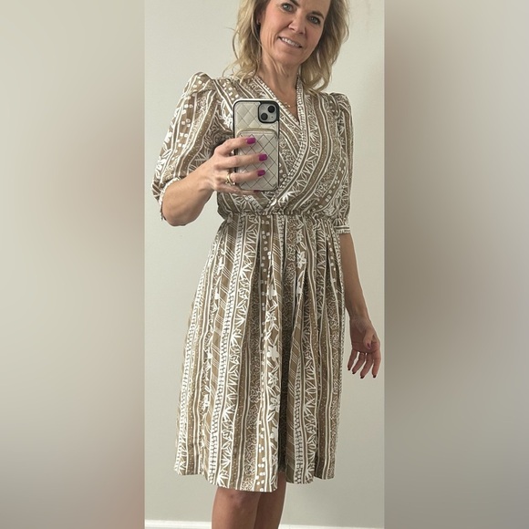Vintage The Wilroy Traveller NY Elegant Tan Patterned Dress size 8 - Picture 3 of 15